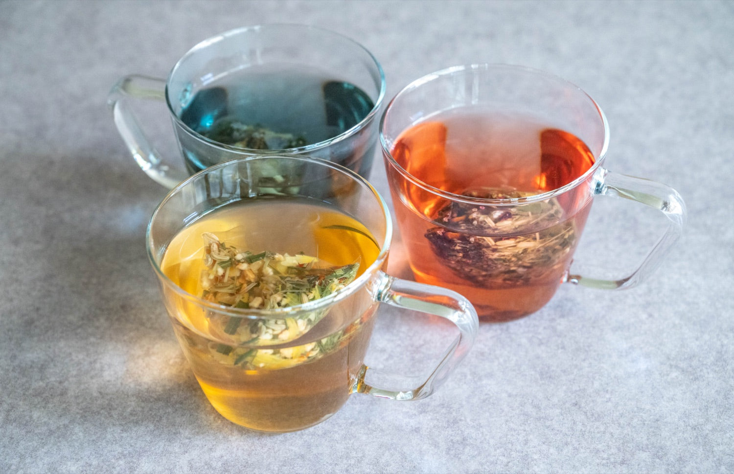 daytune. teaをホットで楽しむ様子