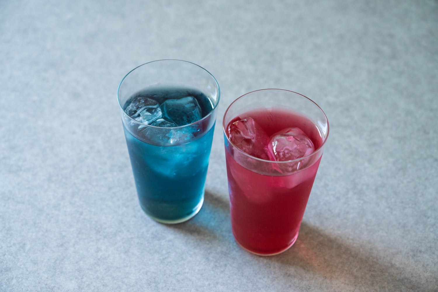 daytune. teaをアイスで楽しむ様子
